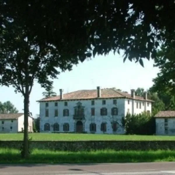 美娜迪别墅乡村民宿，位于Rivignano的酒店