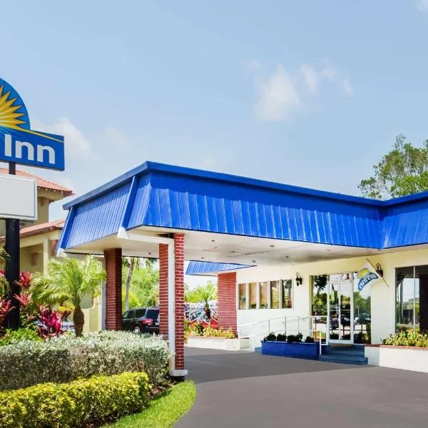 迈尔斯堡温泉度假村戴斯酒店，位于Fort Myers Villas的酒店