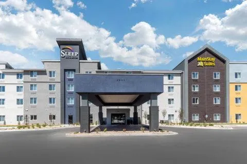 MainStay Suites Denver International Airport，位于Watkins的酒店