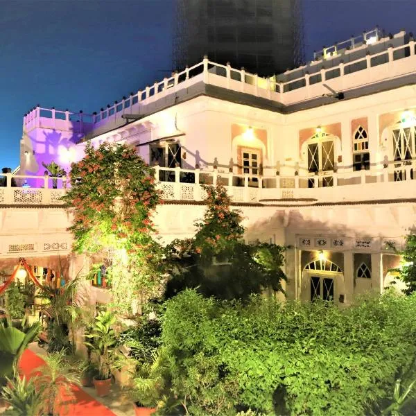 烤缇遗产酒店，位于Mogra的酒店