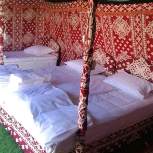 Crescent Desert Private Camp，位于Al Mintirib的酒店