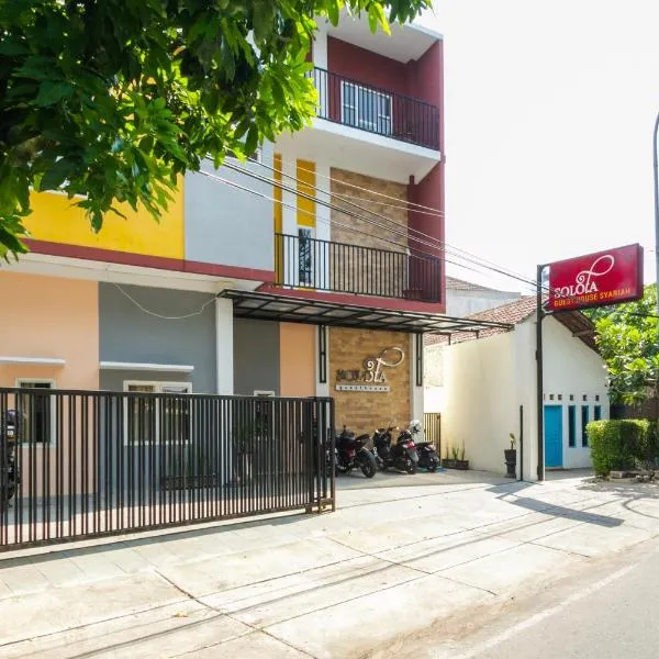 RedDoorz Syariah near Purwosari Train Station，位于梭罗的酒店