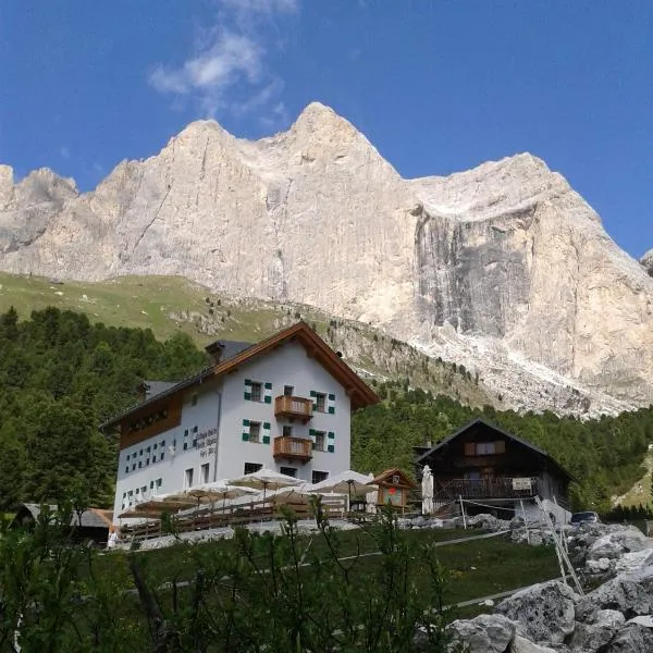 Rifugio Stella Alpina Spiz Piaz per escursionisti，位于Gardeccia - San Giovanni di Fassa的酒店