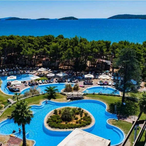 Amadria Park Beach Hotel Niko，位于Dolac的酒店