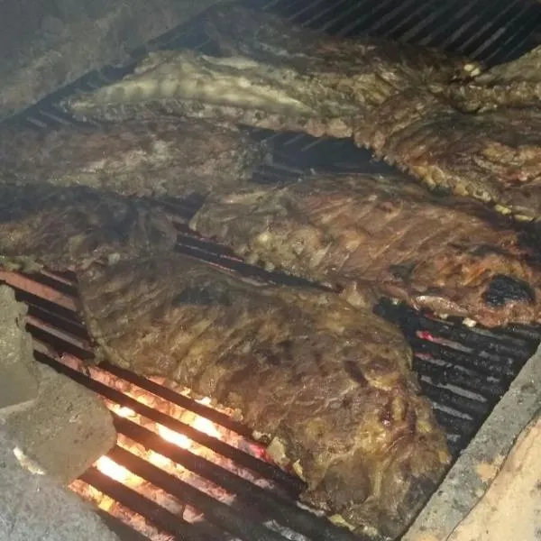 La famosa costillas a la leña，位于Santo Cerro的酒店