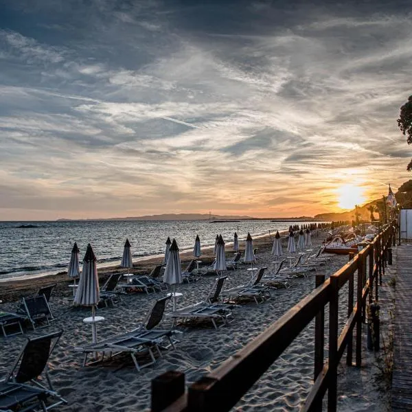 Golfo del Sole Holiday Resort，位于福洛尼卡的酒店