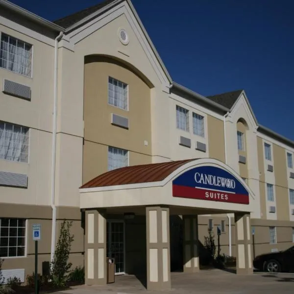 烛木套房酒店查尔斯湖 - 苏尔福，位于Hackberry的酒店