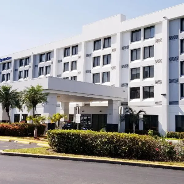Holiday Inn Express Hotel & Suites Miami - Hialeah, an IHG Hotel，位于迈阿密湖的酒店