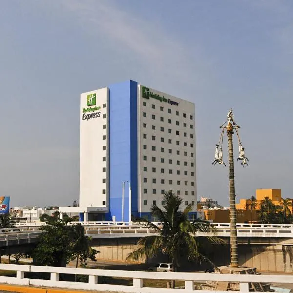 韦拉克鲁斯博卡德尔里奥智选假日酒店，位于Las Bajadas的酒店