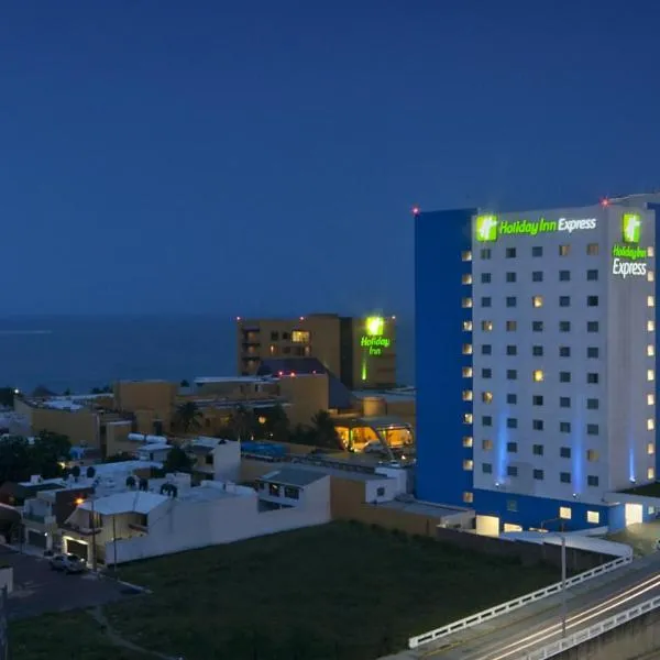 韦拉克鲁斯博卡德尔里奥智选假日酒店，位于韦拉克鲁斯的酒店