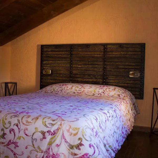Casas Rurales con Jacuzzi Quijote y Sancho，位于奥萨德蒙铁尔的酒店
