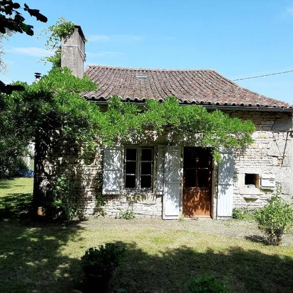 Wisteria Cottage，位于Voulême的酒店