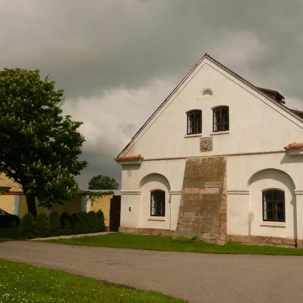 克梅尔维奇农场旅馆，位于Chmelovice的酒店