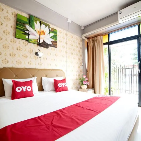 OYO 465 Krung Kao Traveller Lodge，位于Ban Krathum Rai的酒店