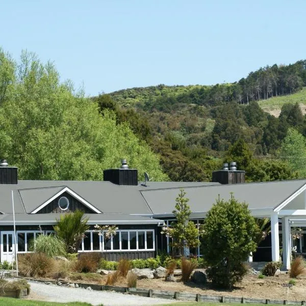 Woodhouse Mountain Lodge，位于Puhoi的酒店