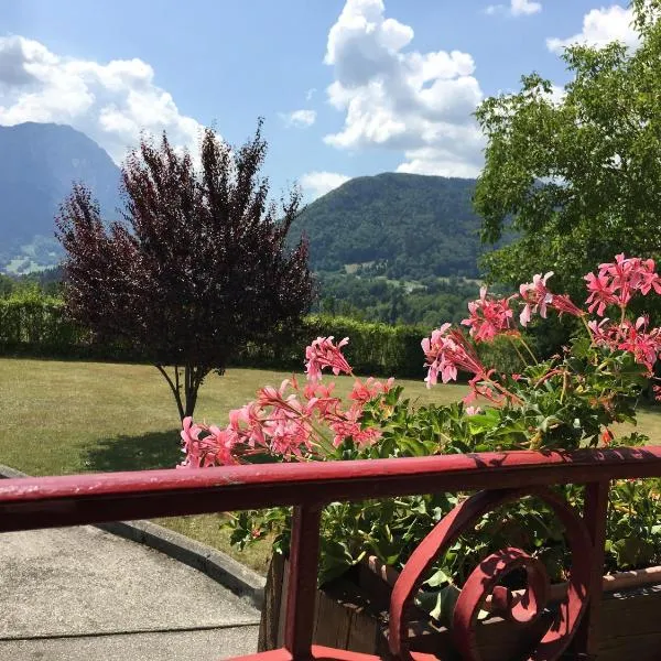 chambres d'hôtes des Bauges ROUTE 26 57，位于La Motte-en-Beauges的酒店