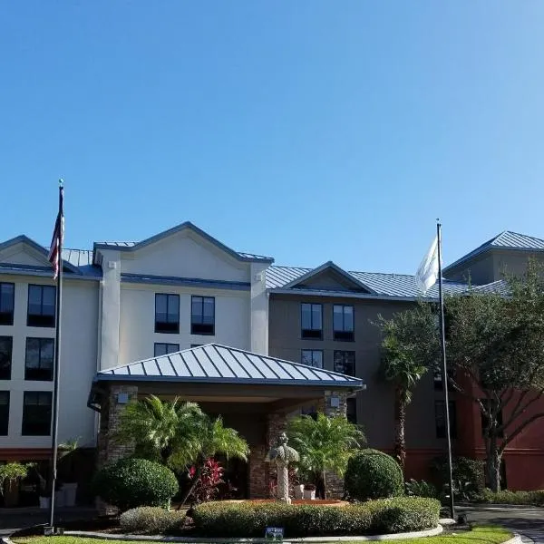 杰克逊维尔南快捷假日套房酒店，位于Carriage Club of Jacksonville Heliport的酒店