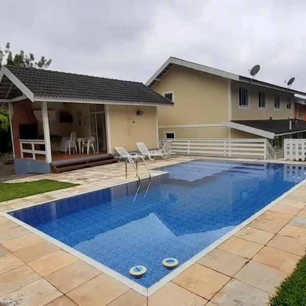 Aconchego em Teresópolis com piscina privativa próximo a feirinha，位于特雷索波利斯的酒店