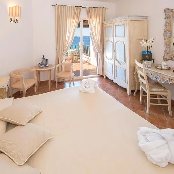 COLONNA GRAND HOTEL CAPO TESTA, a Colonna Luxury Beach Hotel, Santa Teresa Sardegna，位于圣特雷莎加卢拉的酒店