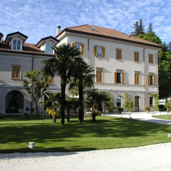瓦雷泽艺术酒店，位于Venegono Superiore的酒店