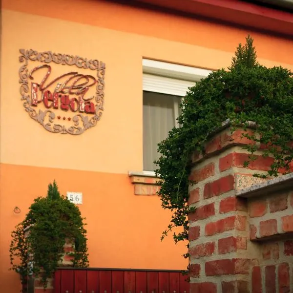 佩尔戈拉别墅酒店，位于Felsőszölnök的酒店