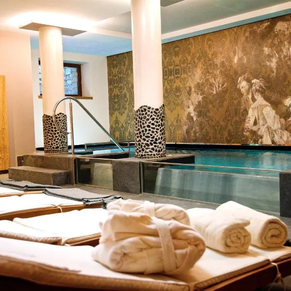 阿尔贝格卡费中心旅馆，位于梅佐科罗纳的酒店