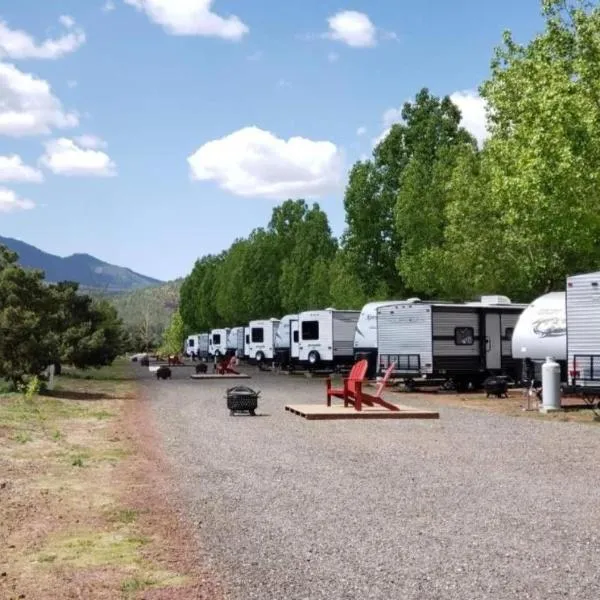 Grand Canyon RV Glamping，位于Bootlegger Crossing的酒店