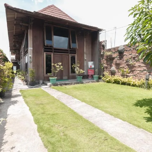 RedDoorz at Omah Kayu Homestay Yogyakarta，位于Patalan的酒店