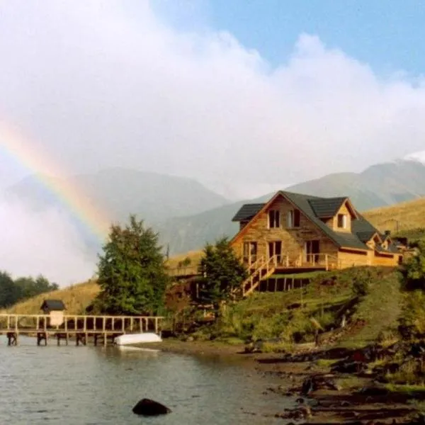 Lodge de Montaña Lago Monreal，位于埃尔布兰科的酒店