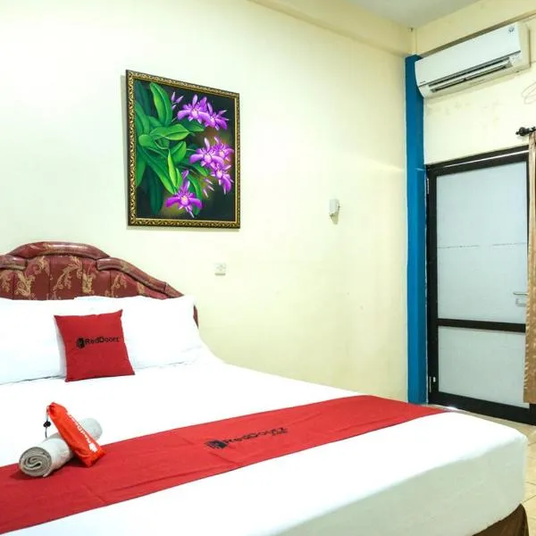 RedDoorz near H. Hasan Aroeboesman Airport，位于英德的酒店