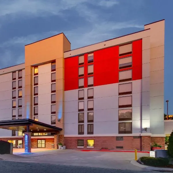 亚特兰大高级商场快捷假日酒店及套房，位于桑迪斯普林斯的酒店
