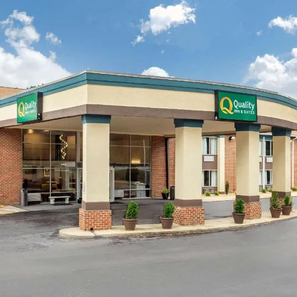 Quality Inn & Suites Apex-Holly Springs，位于Green Level的酒店