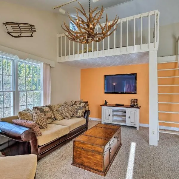 Condo w/ Loft: 2 Mi to Windham Mountain Ski!，位于温德姆的酒店
