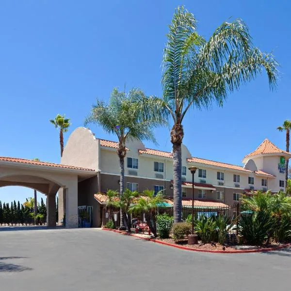 圣地亚哥埃斯孔迪多智选假日套房酒店，位于Valley Center的酒店