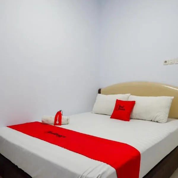 RedDoorz @ Hotel Bravo Pantai Kamali Bau Bau，位于Baubau的酒店