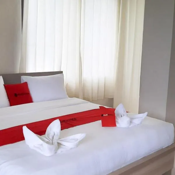 RedDoorz Plus @ Bitung City Center，位于Medidir的酒店