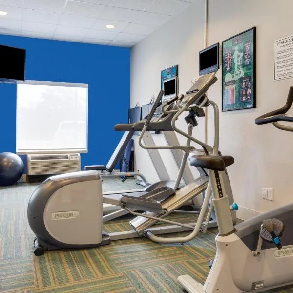 坦帕展览会场快捷假日套房酒店，位于坦帕的酒店