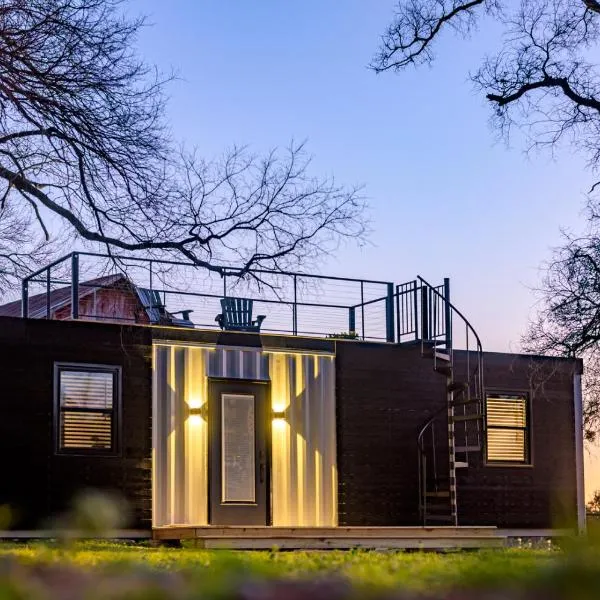 Hot Tub! The Blue Ridge Luxury Container Home，位于Bellmead的酒店