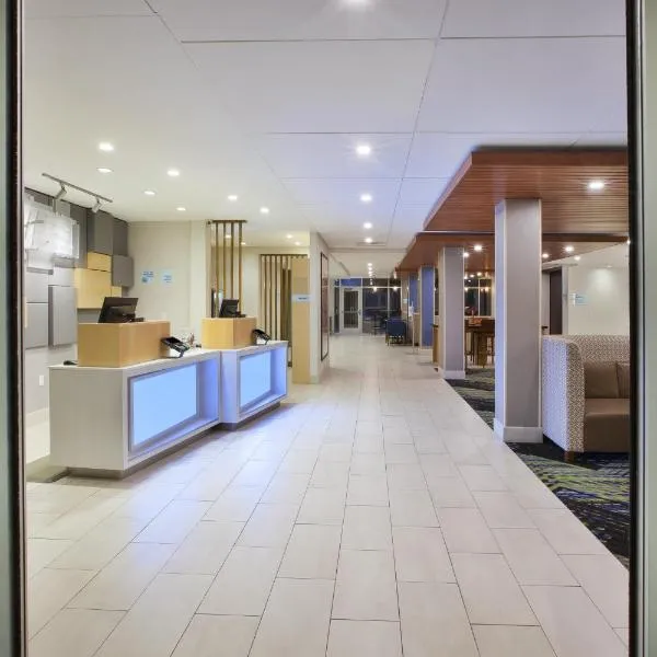 Holiday Inn Express & Suites Grand Rapids Airport North by IHG，位于大急流城的酒店