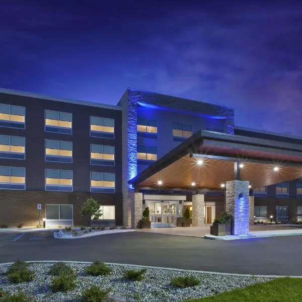 Holiday Inn Express & Suites Grand Rapids Airport North, an IHG Hotel，位于Lowell的酒店