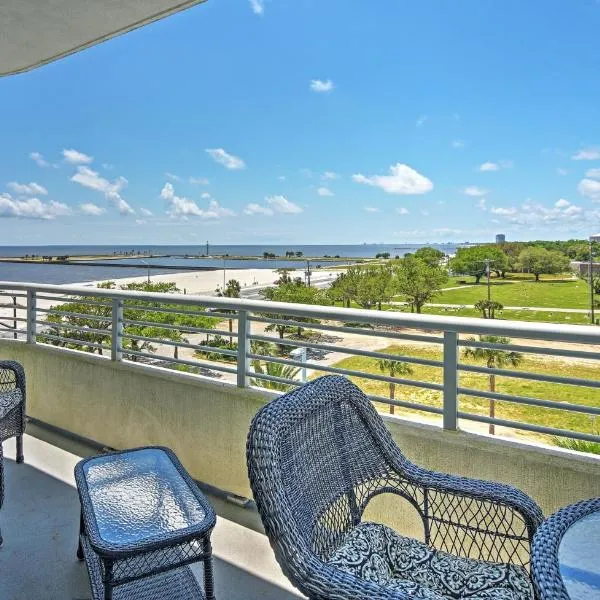 Beachside Biloxi Club Condo Balcony with Ocean View，位于格尔夫波特的酒店