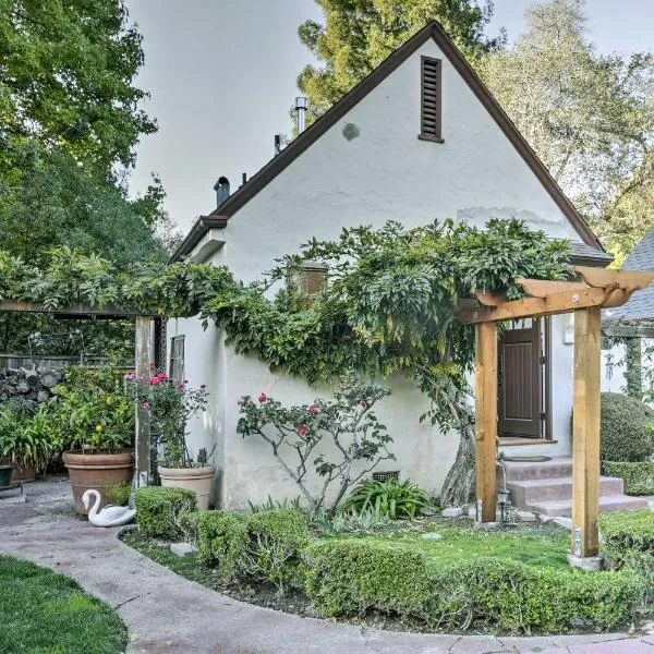 Updated Menlo Park English Tudor Garden Cottage!，位于East Palo Alto的酒店