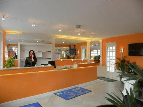 德阿尔加德酒店，位于Reclesne的酒店