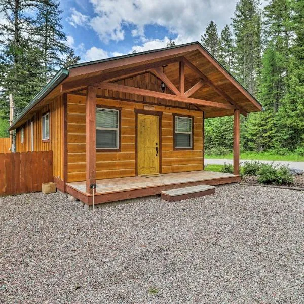 Hungry Horse Cabin 11 Mi to Glacier National Park，位于Coram的酒店