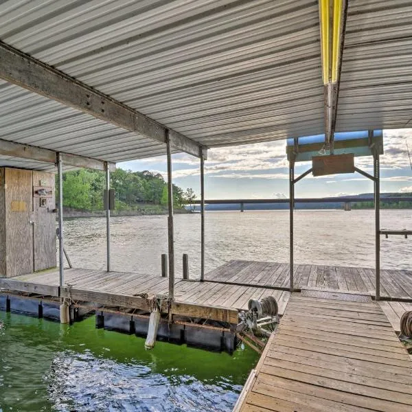 Lakefront Greers Ferry Cabin with Covered Boat Slip!，位于Heber Springs的酒店