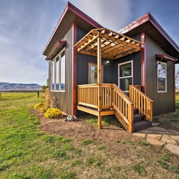 Beautiful Ranch Cottage - 45 Mi to Yellowstone NP!，位于利文斯顿的酒店