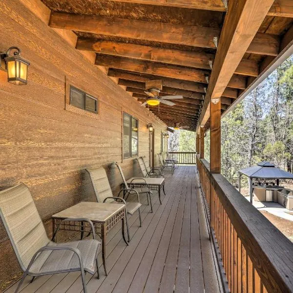 Spacious Pinetop-Lakeside Home with Hot Tub and Grill!，位于派托普湖畔的酒店