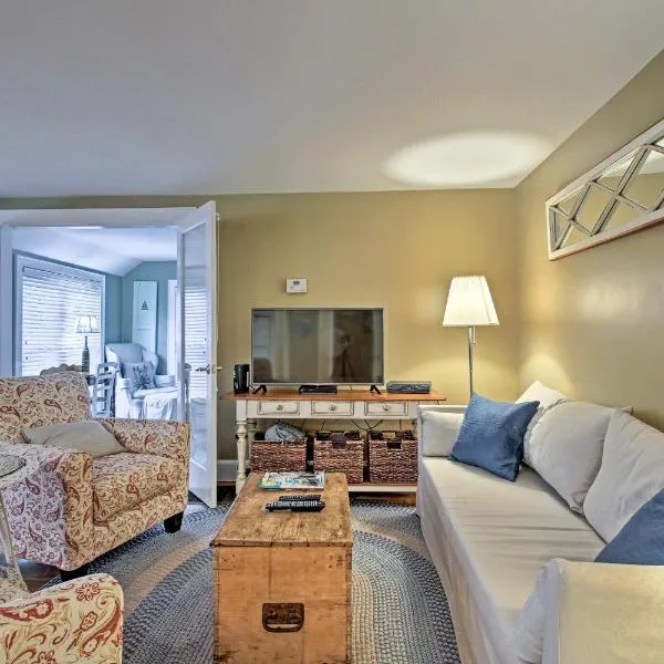 half Mi to Beach Lovely Guesthouse in Kennebunk!，位于肯纳邦克的酒店