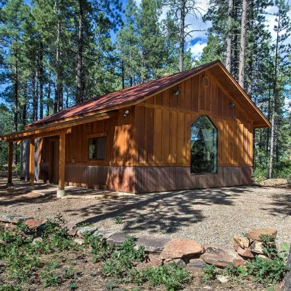 Mancos Cabin Rental on 80 Acres with Mountain View!，位于Mancos的酒店