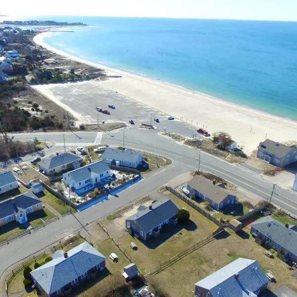 Modern Cape Cod Cottage Walk to Craigville Beach，位于Centerville的酒店